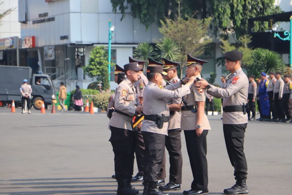 Portal Berita Indonesia dan Dunia Terkini Hari Ini, Update Harian Terbaru, Terlengkap, Tajam, Aktual dan Berimbang. Kapolda Metro Jaya Irjen Pol Karyoto Pimpin Sertijab Dirsamapta, Kabid TIK dan Kapolres Jakut - Teropong Rakyat