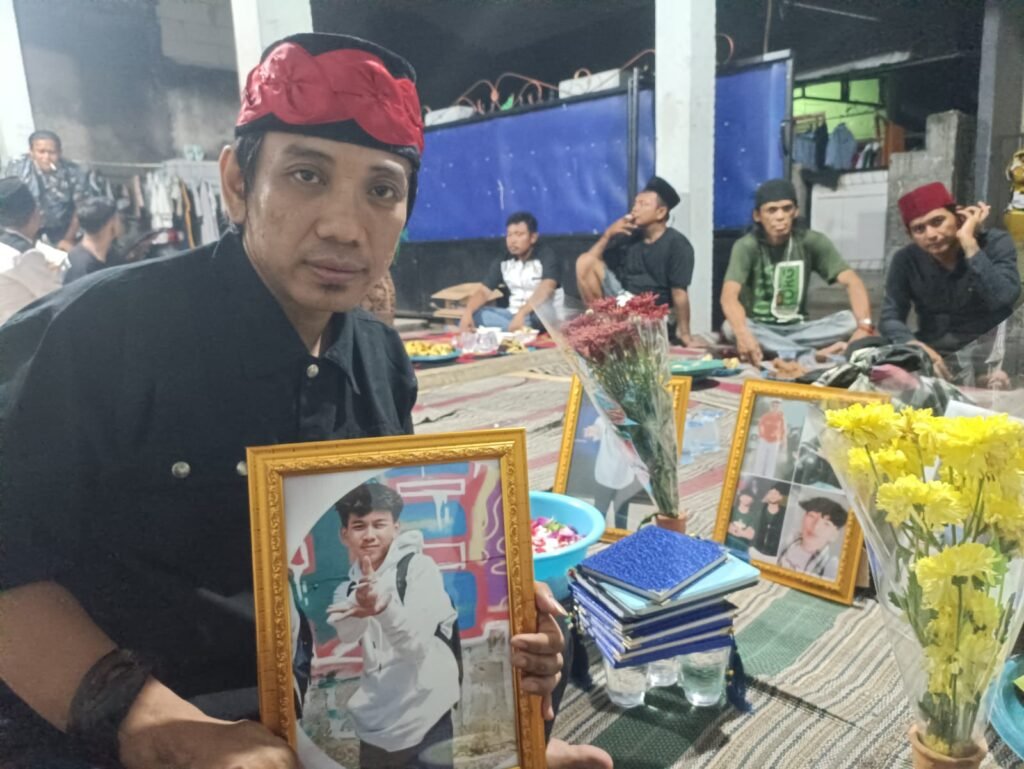 Portal Berita Indonesia dan Dunia Terkini Hari Ini, Update Harian Terbaru, Terlengkap, Tajam, Aktual dan Berimbang. Keluarga Almarhum VS Salah Satu Korban Tragedi Kali Bekasi Adakan Tahlil dan Doa Bersama - Teropong Rakyat
