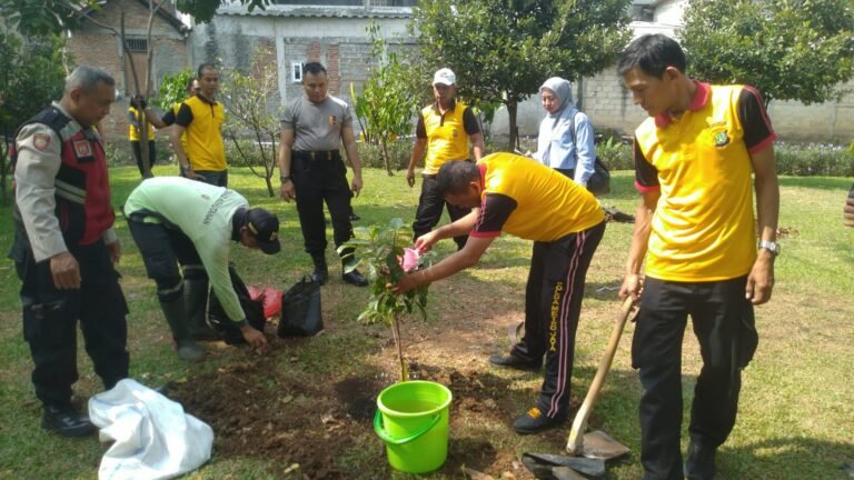 Penanaman Bibit Pohon Buah di Taman Helonix Pasar Rebo, Wujud Kepedulian Terhadap Lingkungan - Teropongrakyat.co