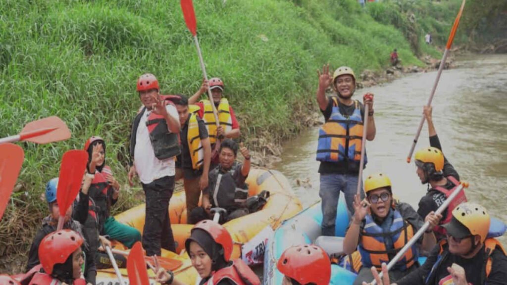 Portal Berita Indonesia dan Dunia Terkini Hari Ini, Update Harian Terbaru, Terlengkap, Tajam, Aktual dan Berimbang. Susur Sungai Cikeas, Tri Adhianto Janji Kembangkan Jadi Objek Wisata Menarik di Perbatasan Bekasi - Teropong Rakyat
