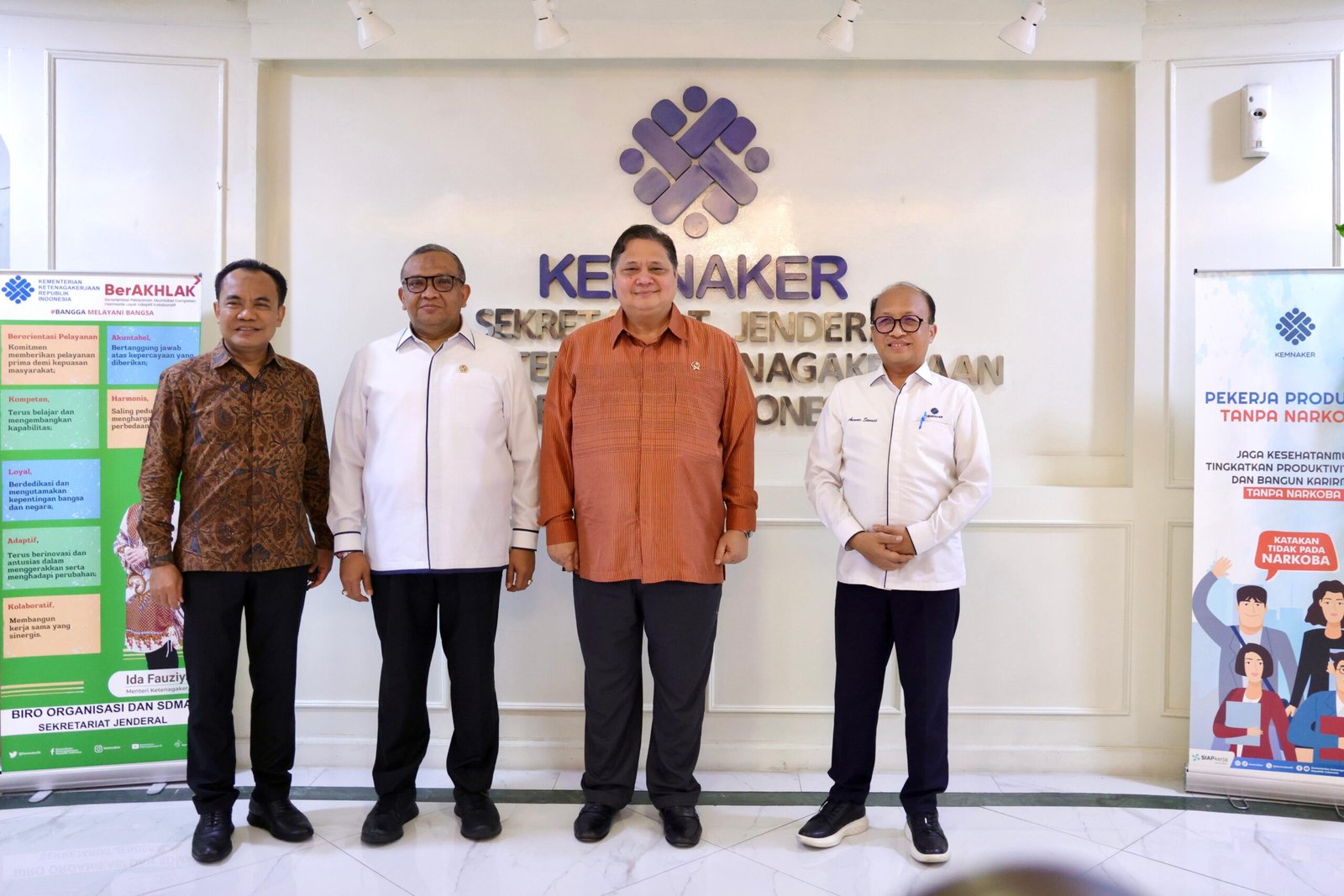 Airlangga Hartarto Berkantor di Kemnaker: Prioritaskan Isu Ketenagakerjaan dan Kebijakan Strategis - Teropong Rakyat