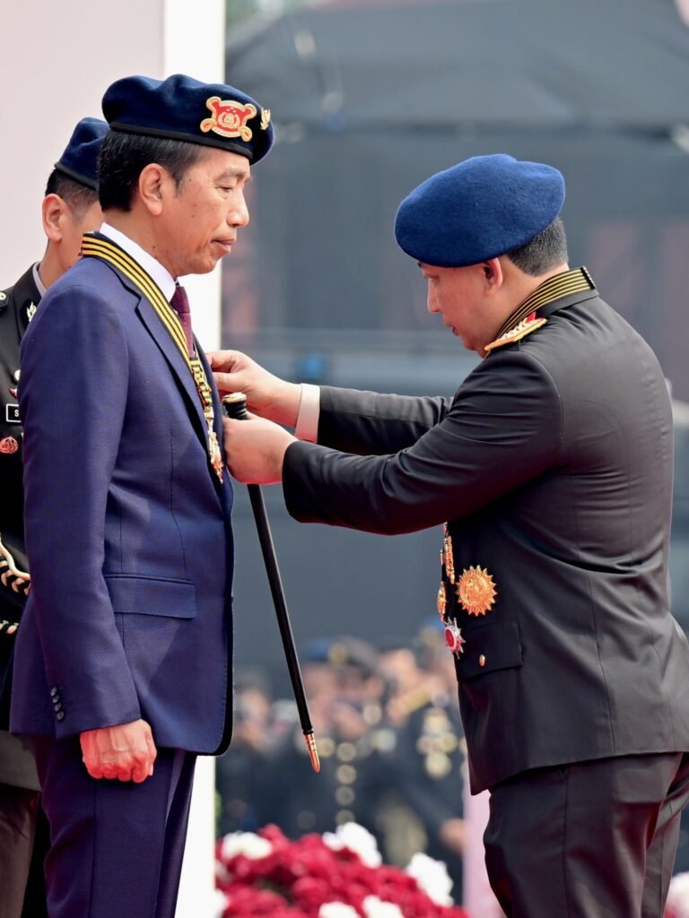 Portal Berita Indonesia dan Dunia Terkini Hari Ini, Update Harian Terbaru, Terlengkap, Tajam, Aktual dan Berimbang. Anugerahi Presiden Jokowi Loka Praja Samrakshana, Kapolri: Bentuk Penghormatan Institusi - Teropong Rakyat