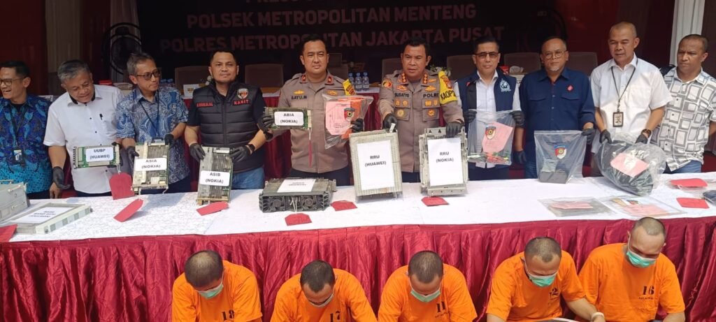 Portal Berita Indonesia dan Dunia Terkini Hari Ini, Update Harian Terbaru, Terlengkap, Tajam, Aktual dan Berimbang. Polsek Metro Menteng Ungkap Sindikat Pencurian Modul BTS dengan Kerugian Rp120 Miliar - Teropong Rakyat