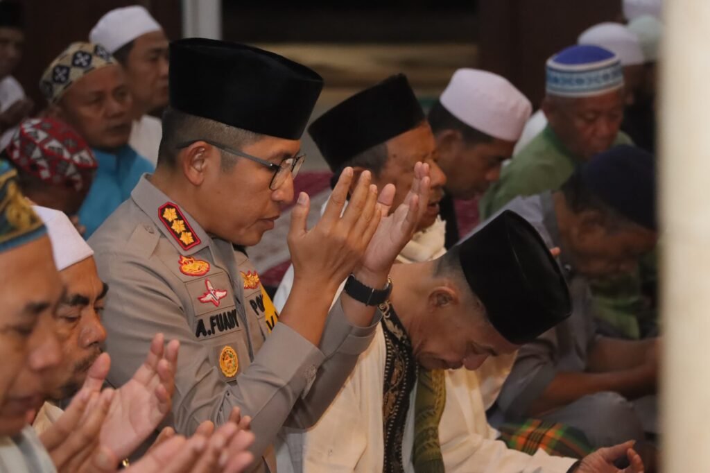 Portal Berita Indonesia dan Dunia Terkini Hari Ini, Update Harian Terbaru, Terlengkap, Tajam, Aktual dan Berimbang. Jelang Pelantikan Presiden dan Wakil Presiden 2024, Kapolres Metro Jakarta Utara Salat Subuh Keliling - Teropong Rakyat