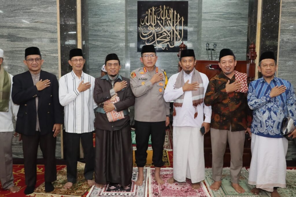 Kapolres Metro Jakut dalam Rangka Jumat Curhat dan Jumat Keliling di Kelapa Gading - Teropong Rakyat