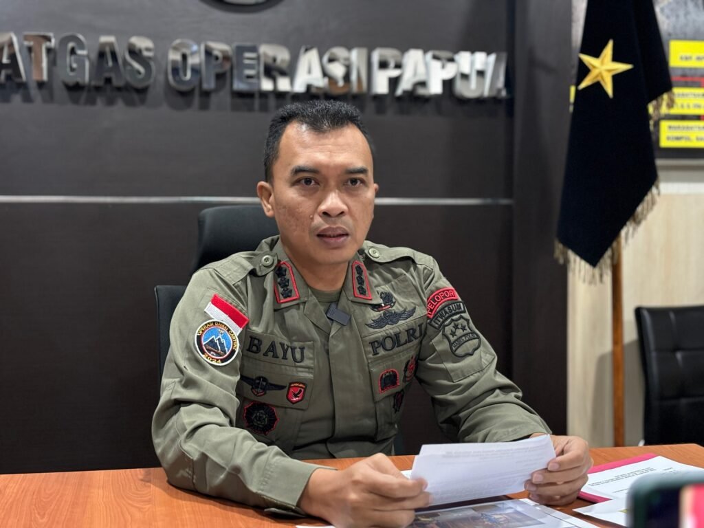 Portal Berita Indonesia dan Dunia Terkini Hari Ini, Update Harian Terbaru, Terlengkap, Tajam, Aktual dan Berimbang. Satgas Ops Damai Cartenz-2024 Tangkap DPO KKB Puncak Atas Nama Mairon Tabuni di Bandara Ilaga - Teropong Rakyat
