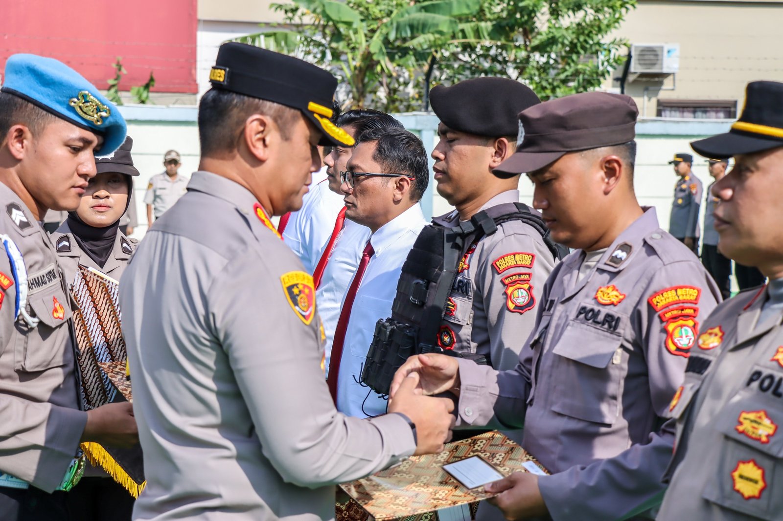 Atas Dedikasi dan Prestasi, Kapolres Metro Jakarta Barat Beri Penghargaan kepada 62 Personel - Teropongrakyat.co