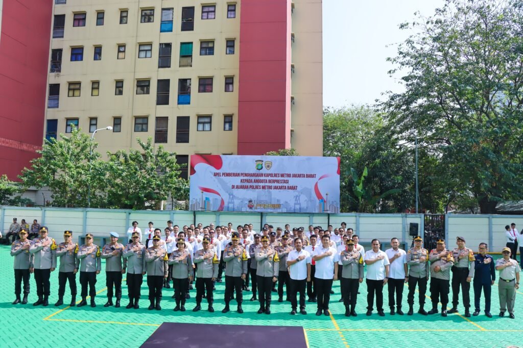 Portal Berita Indonesia dan Dunia Terkini Hari Ini, Update Harian Terbaru, Terlengkap, Tajam, Aktual dan Berimbang. Atas Dedikasi dan Prestasi, Kapolres Metro Jakarta Barat Beri Penghargaan kepada 62 Personel - Teropong Rakyat