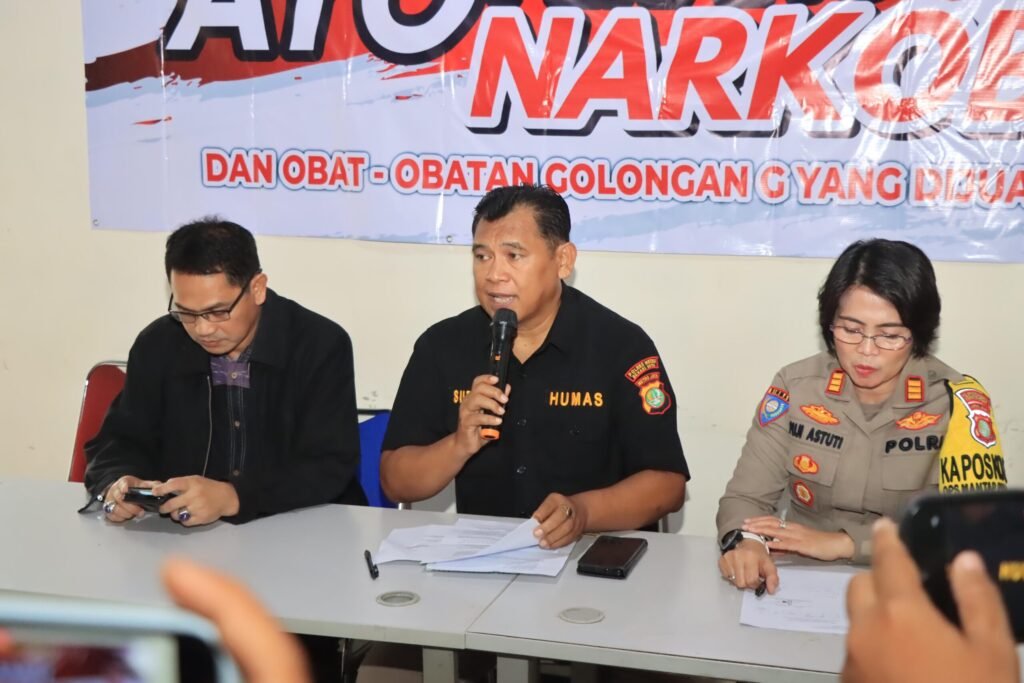 Portal Berita Indonesia dan Dunia Terkini Hari Ini, Update Harian Terbaru, Terlengkap, Tajam, Aktual dan Berimbang. Polres Metro Bekasi Kota Berantas dan Sita Ribuan Obat - Obat Daftar G - Teropong Rakyat
