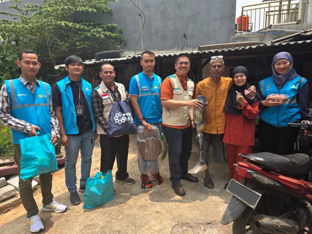 Portal Berita Indonesia dan Dunia Terkini Hari Ini, Update Harian Terbaru, Terlengkap, Tajam, Aktual dan Berimbang. Peringati Hari Sumpah Pemuda, PLN Berikan Kaki Palsu untuk Penyandang Disabilitas - Teropong Rakyat