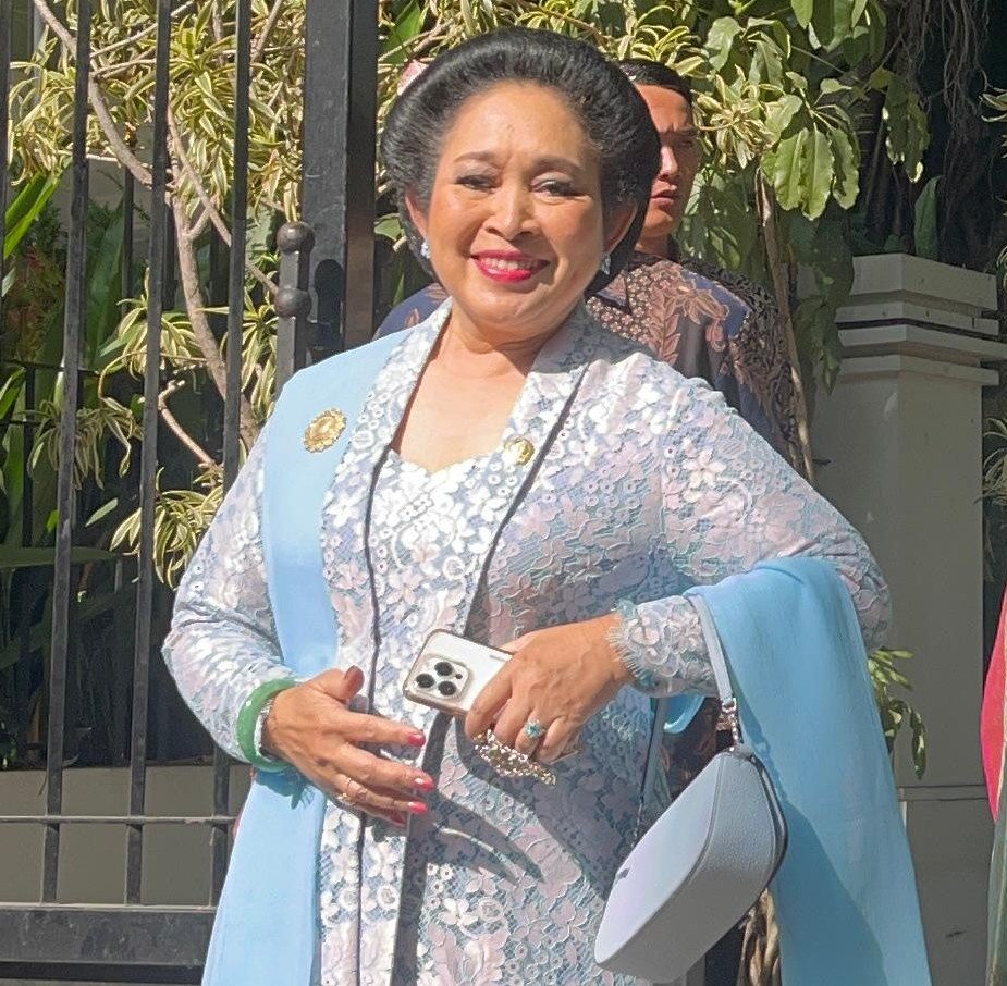 Berkebaya Biru Titiek Soeharto Hadiri Pelantikan Presiden Terpilih Prabowo Subianto