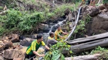 Satgas Pamtas Yonarmed 11 Kostrad Bersama Warga Perbaiki Saluran Pipa Air