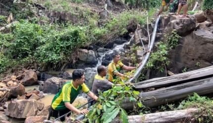 Satgas Pamtas Yonarmed 11 Kostrad Bersama Warga Perbaiki Saluran Pipa Air - Teropongrakyat.co