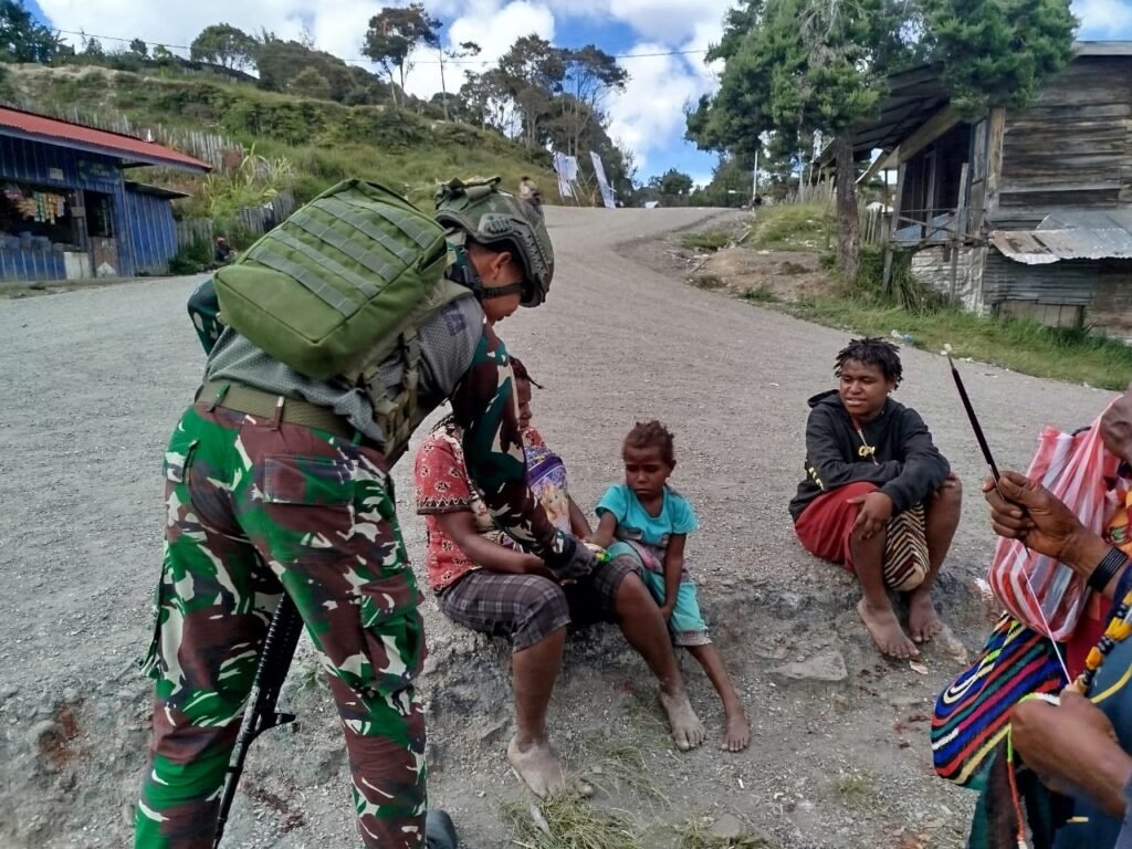 Portal Berita Indonesia dan Dunia Terkini Hari Ini, Update Harian Terbaru, Terlengkap, Tajam, Aktual dan Berimbang. Patroli Satgas Habema Bagikan Sembako Disambut Gembira Warga Wandiga - Teropong Rakyat