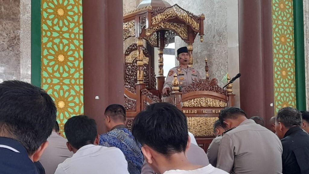 Portal Berita Indonesia dan Dunia Terkini Hari Ini, Update Harian Terbaru, Terlengkap, Tajam, Aktual dan Berimbang. Ustad Iptu H. Bonin Suhanda Ingatkan Pentingnya Jaga Lisan kepada Para Jamaah Sholat Dzuhur di Masjid Al Mukmin Polres Metro Bekasi Kota - Teropong Rakyat