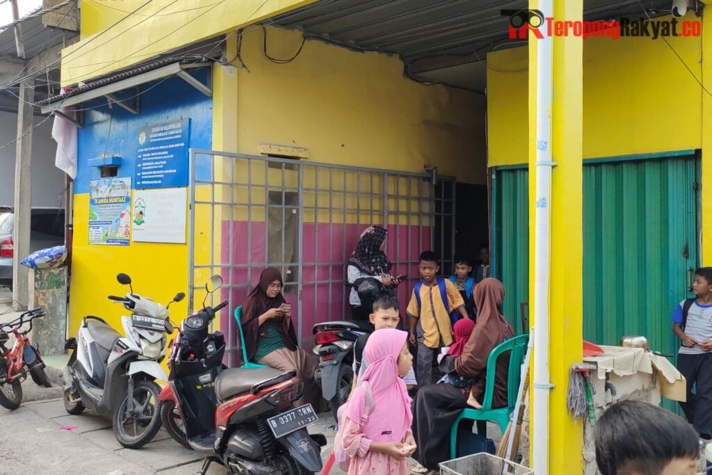 Portal Berita Indonesia dan Dunia Terkini Hari Ini, Update Harian Terbaru, Terlengkap, Tajam, Aktual dan Berimbang. Kasus Ijazah Palsu RT Terpilih Rohalih di Kelurahan Rorotan Jakarta Utara - Teropong Rakyat