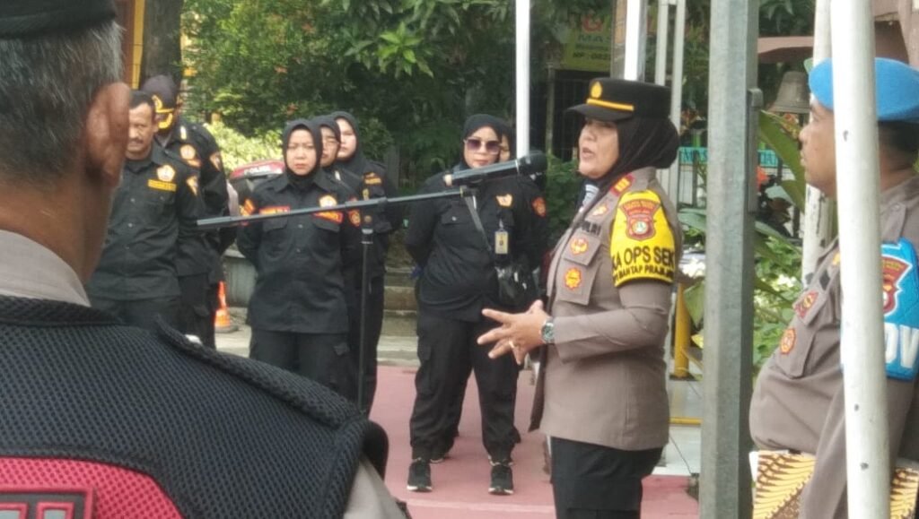 Portal Berita Indonesia dan Dunia Terkini Hari Ini, Update Harian Terbaru, Terlengkap, Tajam, Aktual dan Berimbang. Haru Tangis Kapolsek Warnai Apel Rutin saat Perpisahan Bersama Pokdar Sektor Bantargebang - Teropong Rakyat