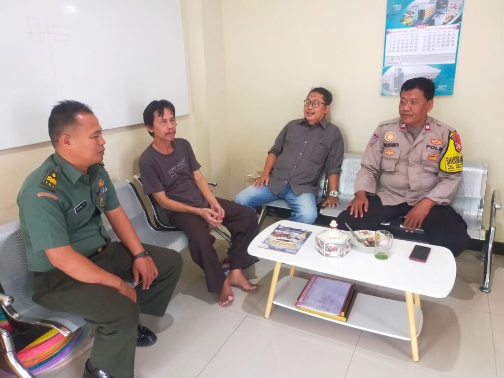 TNI-Polri di Bekasi Barat Perkuat Sinergitas Jaga Kamtibmas melalui Patroli dan Sambang Warga - Teropong Rakyat