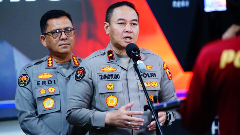 Portal Berita Indonesia dan Dunia Terkini Hari Ini, Update Harian Terbaru, Terlengkap, Tajam, Aktual dan Berimbang. Densus 88 AT Polri Tangkap Tiga Terduga Teroris Anshor Daulah Jateng - Teropong Rakyat