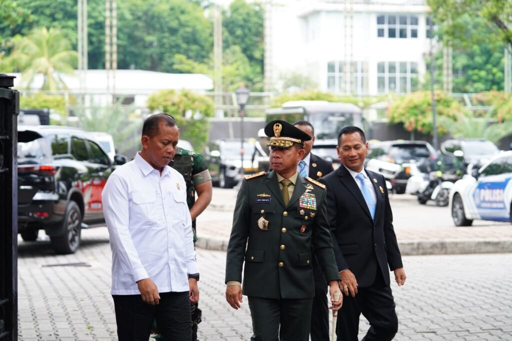 Portal Berita Indonesia dan Dunia Terkini Hari Ini, Update Harian Terbaru, Terlengkap, Tajam, Aktual dan Berimbang. Panglima TNI Hadiri Acara Pelantikan KPU, DEN, Otorita IKN dan Kompolnas di Istana Negara - Teropong Rakyat