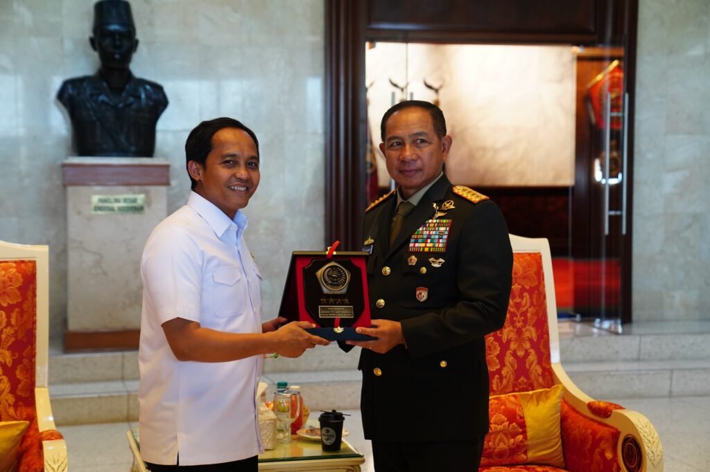 Panglima TNI Terima Kunjungan Menteri Kehutanan di Mabes TNI - Teropong Rakyat