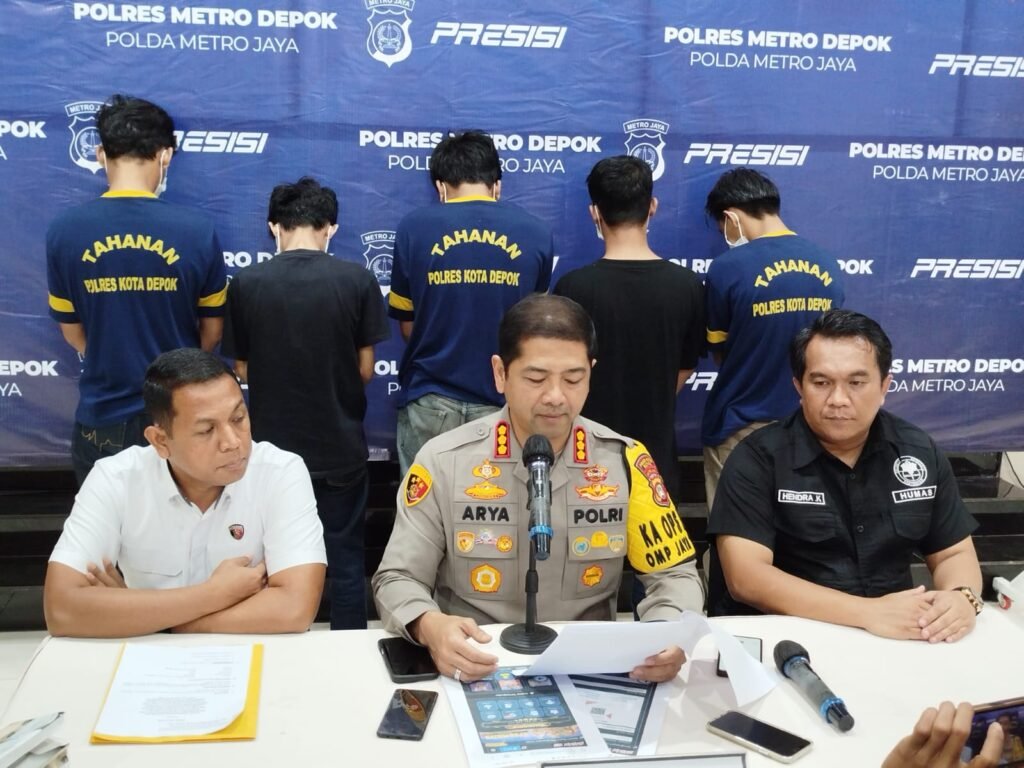 Portal Berita Indonesia dan Dunia Terkini Hari Ini, Update Harian Terbaru, Terlengkap, Tajam, Aktual dan Berimbang. Lima Pelaku Judi Online Berhasil Diamankan oleh Sat Reskrim Polres Metro Depok - Teropong Rakyat