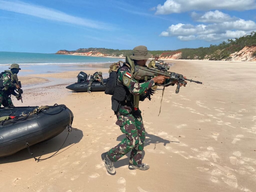 Portal Berita Indonesia dan Dunia Terkini Hari Ini, Update Harian Terbaru, Terlengkap, Tajam, Aktual dan Berimbang. Prajurit Hiu Petarung TNI AL Laksanakan Latihan Pendaratan Amfibi di Pulau Bathrust, Australia - Teropong Rakyat