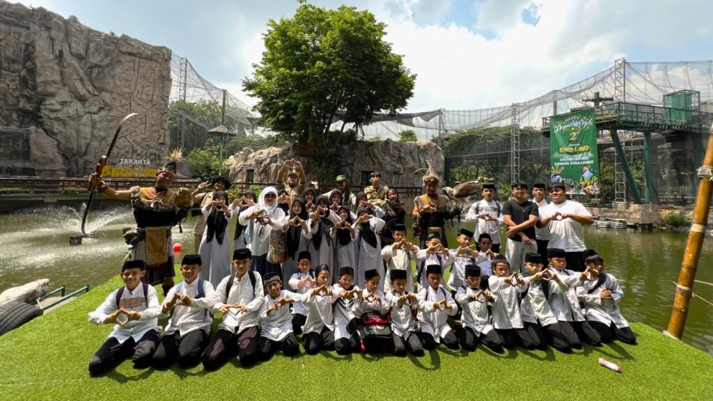 Portal Berita Indonesia dan Dunia Terkini Hari Ini, Update Harian Terbaru, Terlengkap, Tajam, Aktual dan Berimbang. Ulang Tahun ke-2 Jakarta Bird Land Ancol, Rekreasi Bersama 100 Anak Yatim - Teropong Rakyat