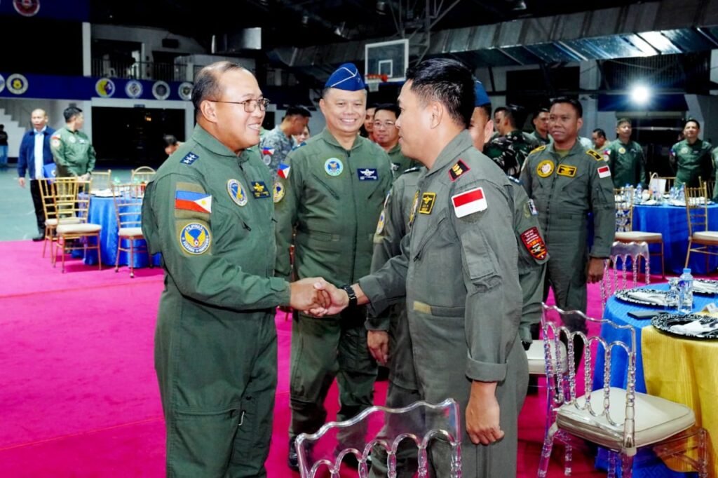 Portal Berita Indonesia dan Dunia Terkini Hari Ini, Update Harian Terbaru, Terlengkap, Tajam, Aktual dan Berimbang. 24 Personel TNI Terima Penghargaan Dari Philippine Air Force - Teropong Rakyat