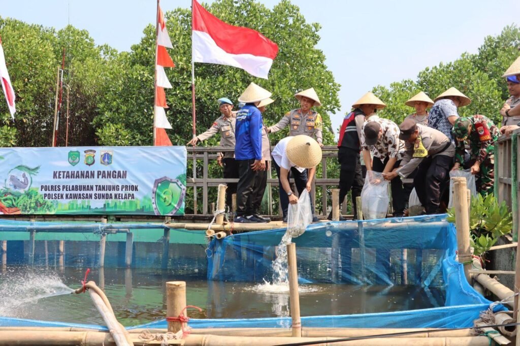 Portal Berita Indonesia dan Dunia Terkini Hari Ini, Update Harian Terbaru, Terlengkap, Tajam, Aktual dan Berimbang. Dukung Ketahanan Pangan, Polres Pelabuhan Tanjung Priok tebar benih ikan nila - Teropong Rakyat