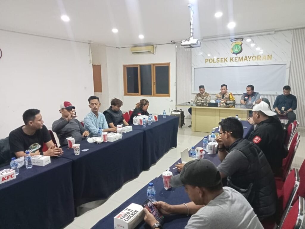 Temu sapa bersama Para Wartawan, Kapolsek Kemayoran: Mari Kita Bersama-sama Mendukung Program 100 Hari Presiden Prabowo - Teropong Rakyat