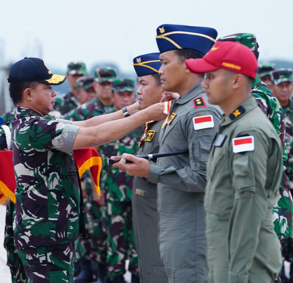 Portal Berita Indonesia dan Dunia Terkini Hari Ini, Update Harian Terbaru, Terlengkap, Tajam, Aktual dan Berimbang. Panglima TNI Beri Penghargaan Kepada 24 Personel TNI Satgas Penanggulangan Bencana Alam Di Filipina - Teropong Rakyat