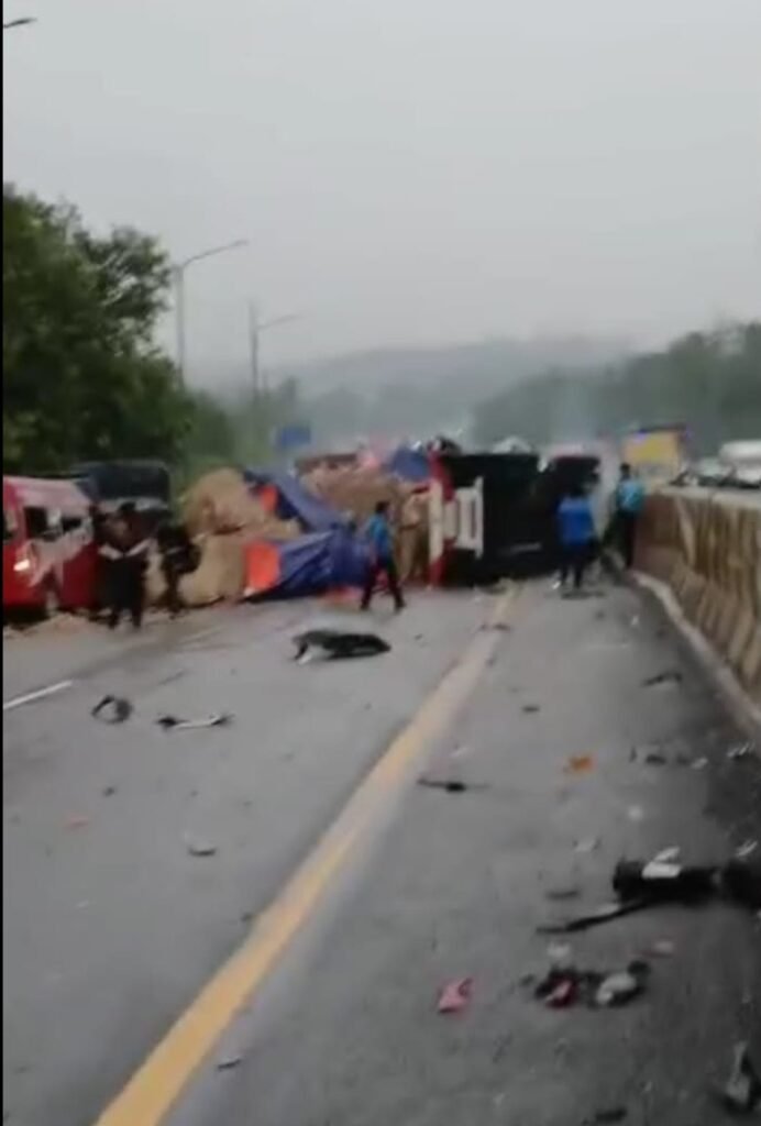 Portal Berita Indonesia dan Dunia Terkini Hari Ini, Update Harian Terbaru, Terlengkap, Tajam, Aktual dan Berimbang. Kecelakaan Truk di Ruas Tol Cipularang, Jasa Marga Percepat Upaya Penanganan - Teropong Rakyat