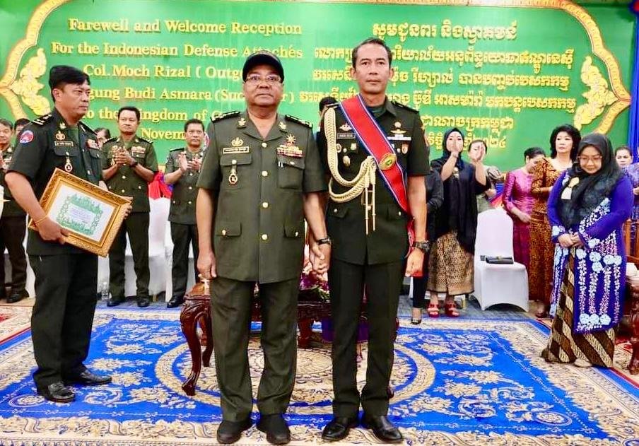 Athase Pertahanan RI Terima Penghargaan Dari Pemerintah Kerajaan Kamboja - Teropong Rakyat