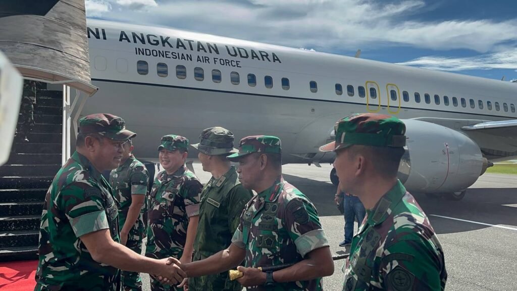 Portal Berita Indonesia dan Dunia Terkini Hari Ini, Update Harian Terbaru, Terlengkap, Tajam, Aktual dan Berimbang. Dandim 1710/Mimika Sambut Kunjungan Kerja Kasad di Wilayah Kabupaten Mimika - Teropong Rakyat