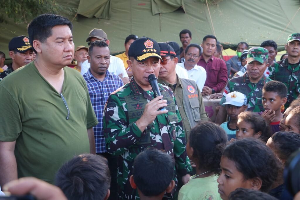 Portal Berita Indonesia dan Dunia Terkini Hari Ini, Update Harian Terbaru, Terlengkap, Tajam, Aktual dan Berimbang. Panglima TNI Tinjau Lokasi Terdampak Erupsi Gunung Lewotobi Laki-laki di NTT - Teropong Rakyat