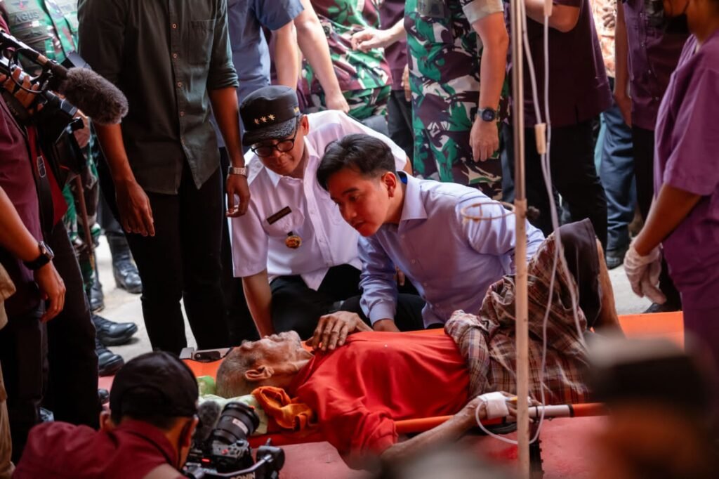 Portal Berita Indonesia dan Dunia Terkini Hari Ini, Update Harian Terbaru, Terlengkap, Tajam, Aktual dan Berimbang. Panglima TNI Dampingi Wapres RI Tinjau Posko Pengungsian Korban Erupsi Gunung Lewotobi Laki-Laki di NTT - Teropong Rakyat