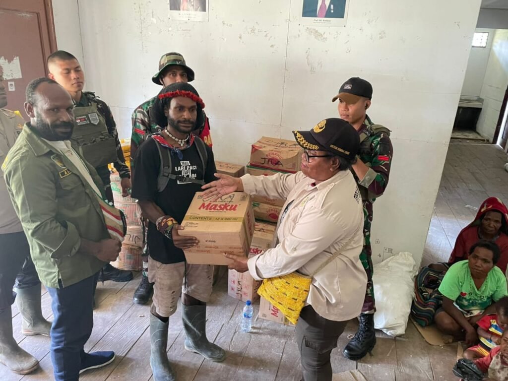 Agar Berjalan Lancar dan Aman, Babinsa Koramil Jila Dampingi Pembagian Bantuan Sembako Ke Warga - Teropong Rakyat