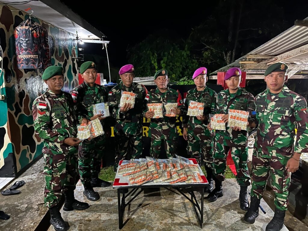 Portal Berita Indonesia dan Dunia Terkini Hari Ini, Update Harian Terbaru, Terlengkap, Tajam, Aktual dan Berimbang. Satgas Pamtas Yonarmed 11 Kostrad Gagalkan Penyelundupan 960 Kosmetik Ilegal di Dermaga Bambangan - Teropong Rakyat