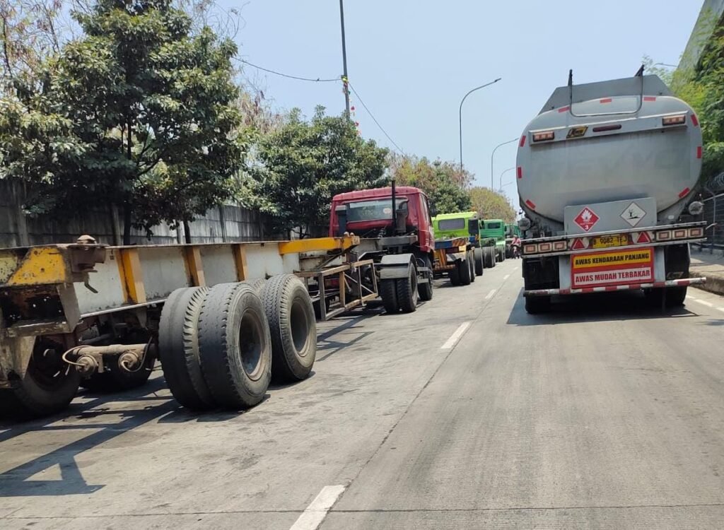 Diduga Keterlibatan Oknum Dishub, Sepanjang Jalan Jampea di Jadikan Parkir Liar - Teropong Rakyat