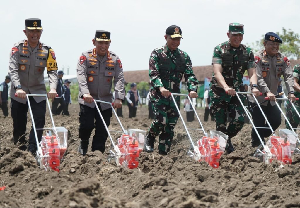 Portal Berita Indonesia dan Dunia Terkini Hari Ini, Update Harian Terbaru, Terlengkap, Tajam, Aktual dan Berimbang. Panglima TNI dan Kapolri Hadiri Peluncuran Gugus Tugas Ketahanan Pangan Polri di Jawa Timur - Teropong Rakyat