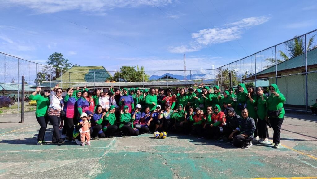 Portal Berita Indonesia dan Dunia Terkini Hari Ini, Update Harian Terbaru, Terlengkap, Tajam, Aktual dan Berimbang. Memperingati Hari Ibu, Persit KCK Cabang XXXV Kodim 1710/Mimika Gelar Lomba Voli - Teropong Rakyat