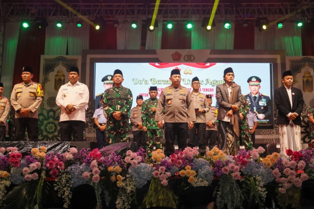 Portal Berita Indonesia dan Dunia Terkini Hari Ini, Update Harian Terbaru, Terlengkap, Tajam, Aktual dan Berimbang. Jelang Pilkada Serentak, Panglima TNI dan Kapolri Hadiri Doa Bersama Lintas Agama di Semarang - Teropong Rakyat