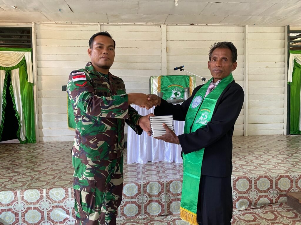Portal Berita Indonesia dan Dunia Terkini Hari Ini, Update Harian Terbaru, Terlengkap, Tajam, Aktual dan Berimbang. Satgas Pamtas Yonarmed 11 Kostrad Bagikan Alkitab dan Bacaan Rohani untuk Gereja GPIB di Sei Manggaris - Teropong Rakyat