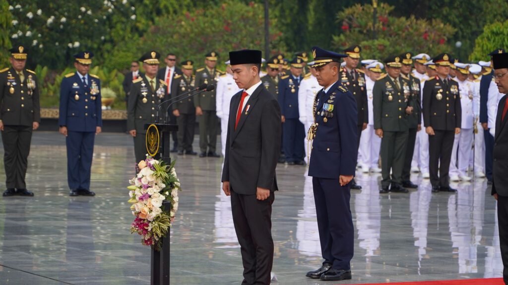 Portal Berita Indonesia dan Dunia Terkini Hari Ini, Update Harian Terbaru, Terlengkap, Tajam, Aktual dan Berimbang. Dihadiri Wapres Gibran, Upacara Hari Pahlawan Tanpa Kedip - Teropong Rakyat