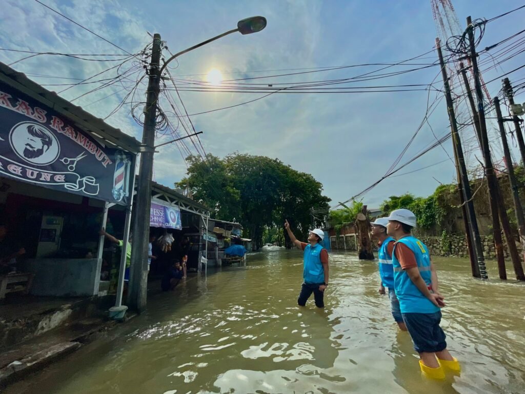 Portal Berita Indonesia dan Dunia Terkini Hari Ini, Update Harian Terbaru, Terlengkap, Tajam, Aktual dan Berimbang. Siaga Banjir, PLN Bagikan Tips Aman Gunakan Listrik - Teropong Rakyat