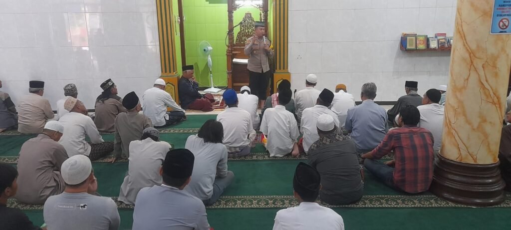 Portal Berita Indonesia dan Dunia Terkini Hari Ini, Update Harian Terbaru, Terlengkap, Tajam, Aktual dan Berimbang. Sholat Jumat Berjamaah, Kapolsek Kemayoran Ajak Seluruh Warga Jaga Kondusifitas Wilayah - Teropong Rakyat