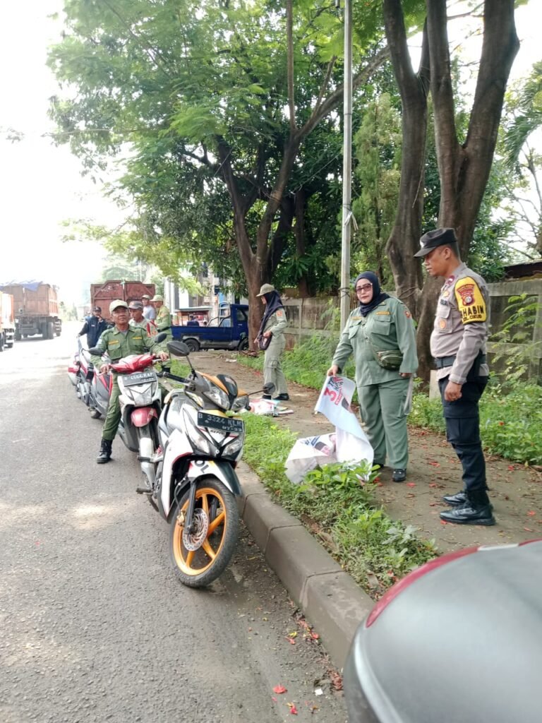Pengamanan Penertiban Alat Peraga Kampanye (APK) di Wilayah Kelurahan Ciketingudik - Teropong Rakyat