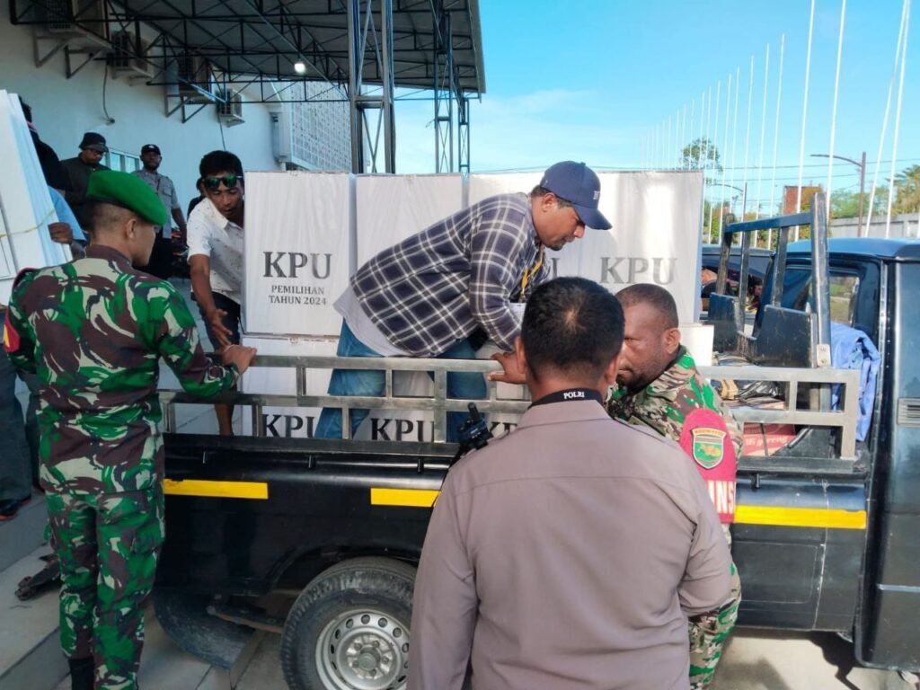 Pastikan Distribusi Logistik Pilkada Berjalan Lancar, Babinsa Jajaran Kodim 1710/Mimika Lakukan Pengawalan - Teropong Rakyat