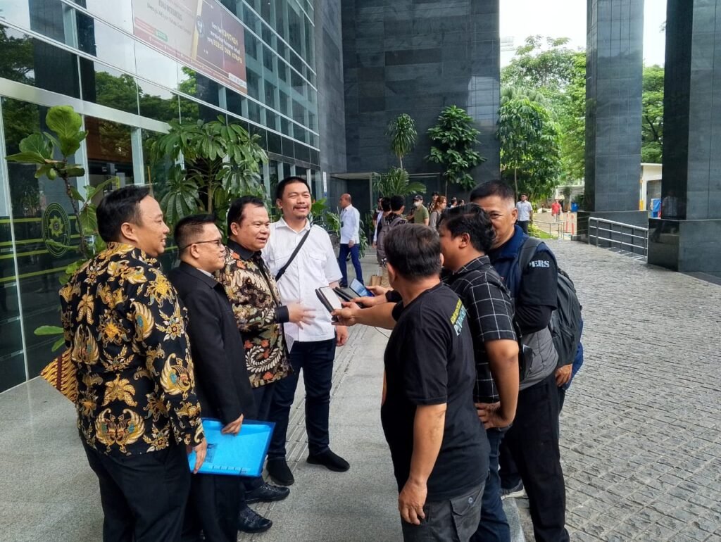 Portal Berita Indonesia dan Dunia Terkini Hari Ini, Update Harian Terbaru, Terlengkap, Tajam, Aktual dan Berimbang. Dewan Pers Mangkir, Sidang Perdana Gugatan PWI Pusat Terhadap Dewan Pers Ditunda - Teropong Rakyat